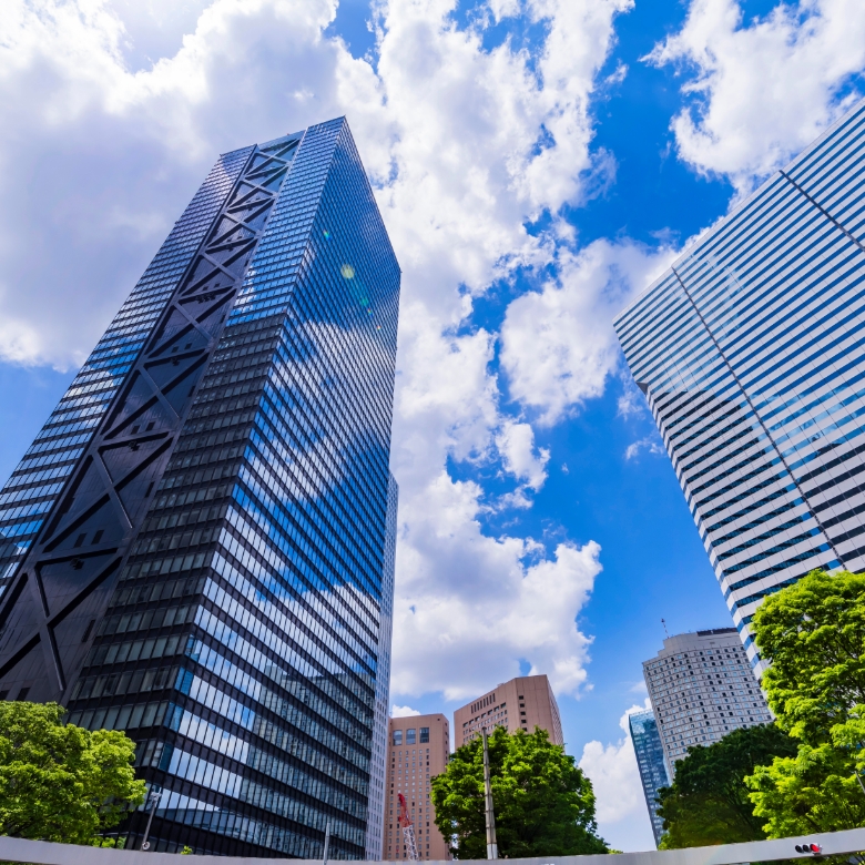 新宿の街の駅の画像